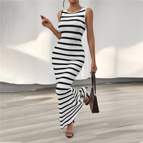 Colorblock Striped Sleeveless Maxi Dress with Crewneck and Back Hollow Detail: BLACK WHITE / S